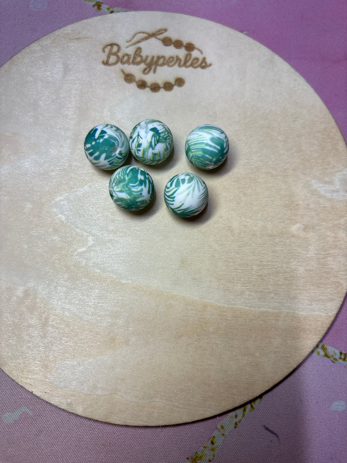 Perles rondes 15 mm feuillage vert akram