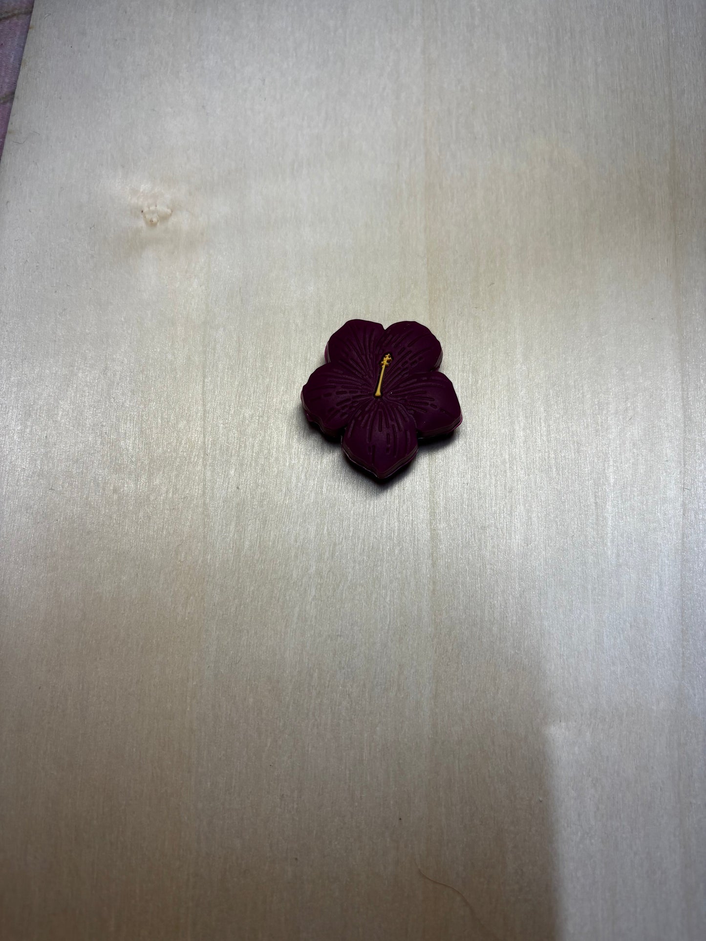 Fleur hibiscus rouge vin