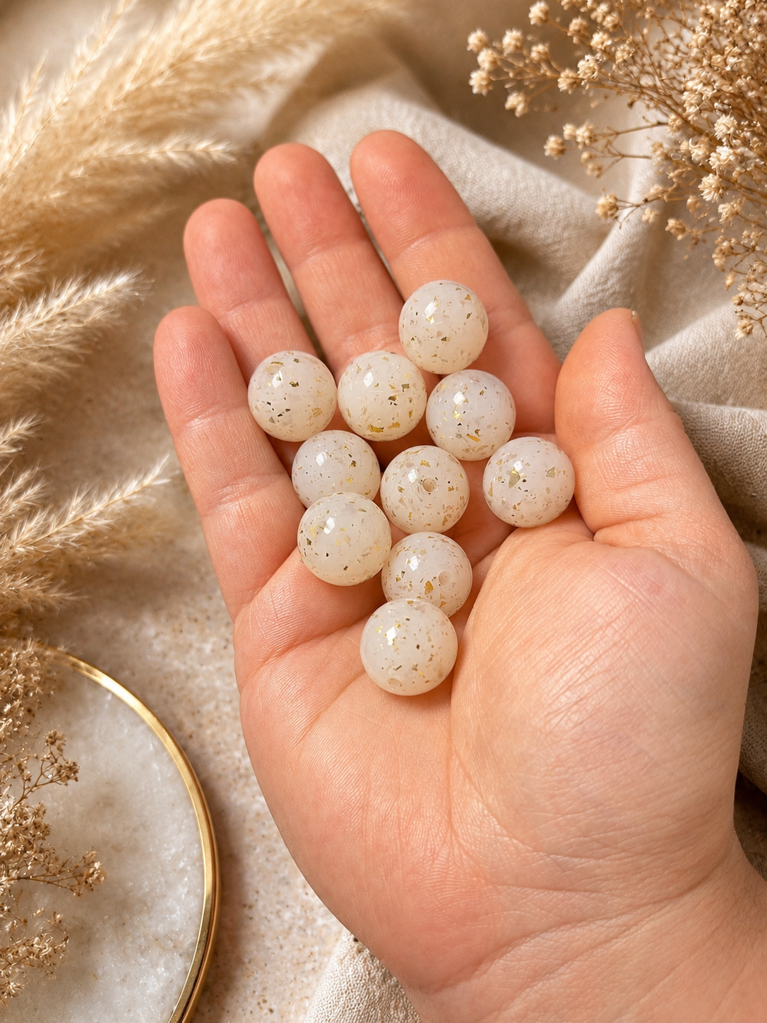 Perles rondes 15 mm beige / or pailleté