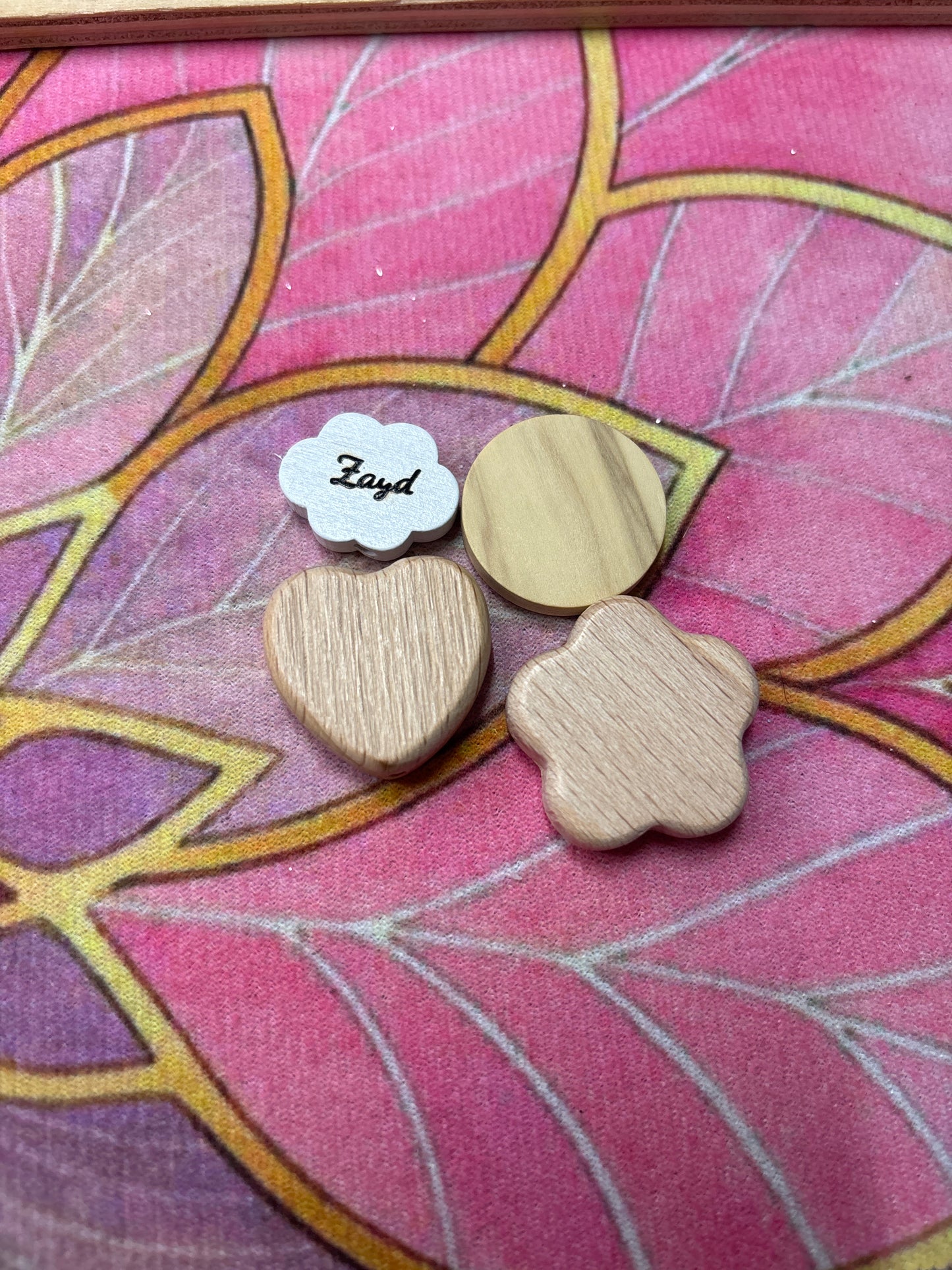 Attache tétine avec perle gravé en bois