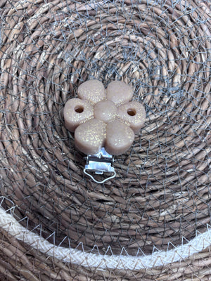 Clip fleur marron pailletée