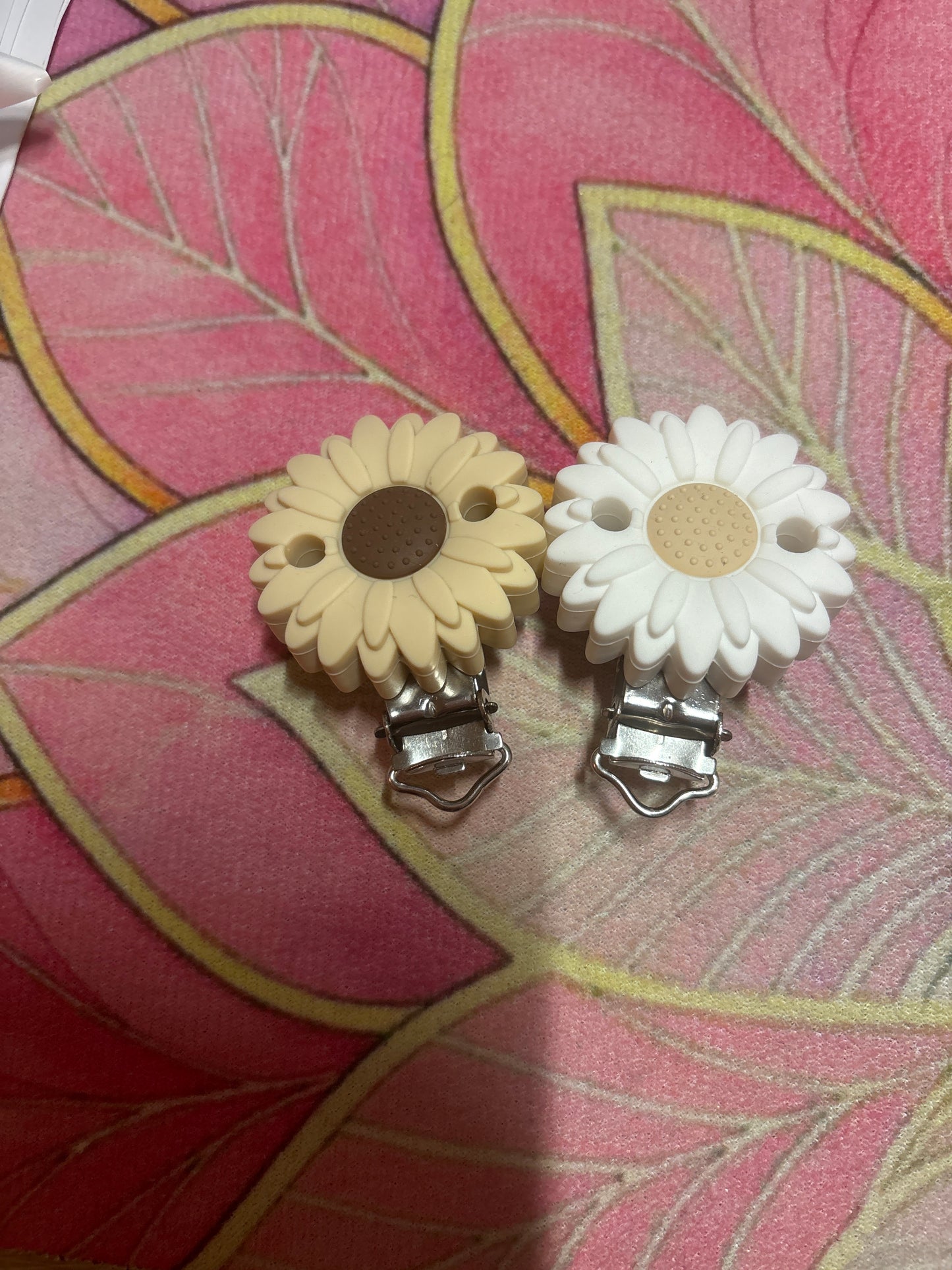 Daisy flower clip