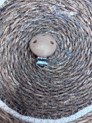 Clip marron pailleté