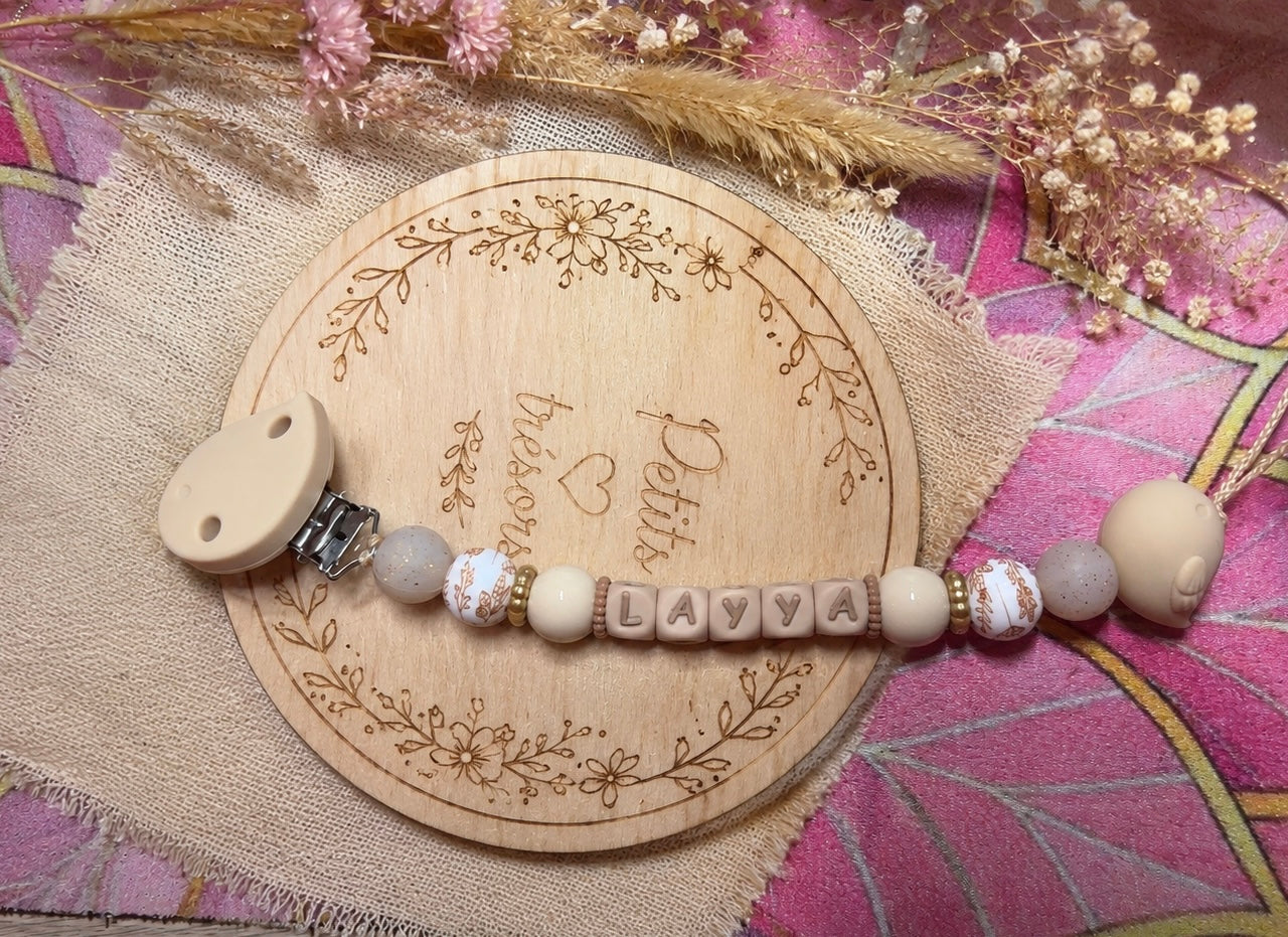 Attache tétine oiseau beige en 3D