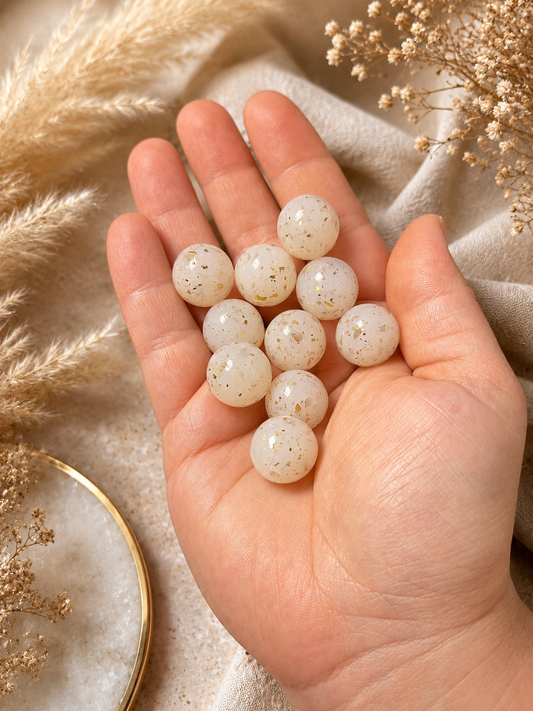 Perles rondes 15 mm beige / or pailleté
